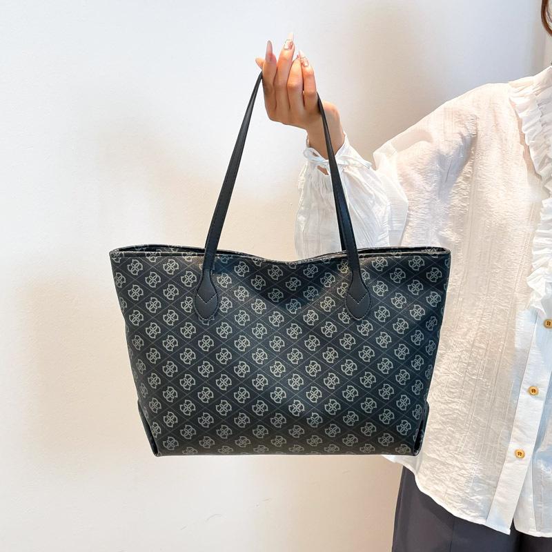 

Personalized summer new popular printed tote bag women s versatile casual large capacity light luxury fashionable shoulder bag чорний