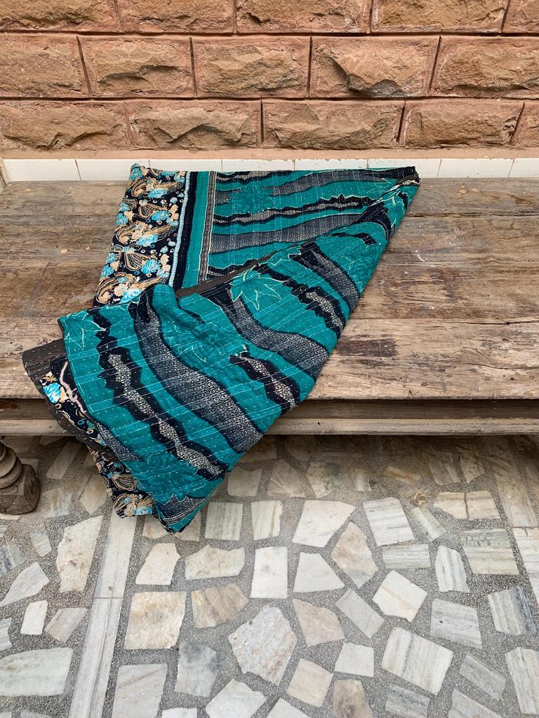 Handgefertigte Kantha-Steppdecke: Vintage indische Baumwoll-Kuscheldecke (96" x 62")