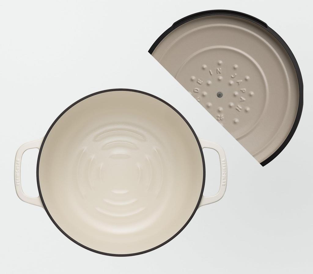 Vermicular Emaille-Topf, 26 cm, mattes Leinenbeige, Kochen ohne Wasser, Backen ohne Wasser, spezielles Rezeptbuch im Lieferumfang enthalten, Ofentopf, 2 selbststehende Deckel