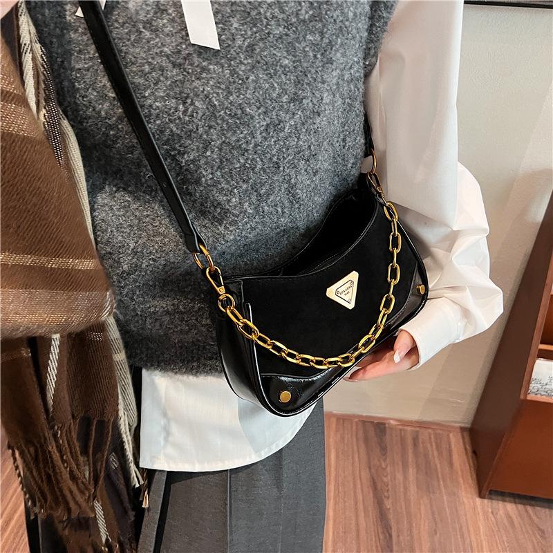 2025 autumn and winter new fashion retro matte shoulder bag women's niche high-end versatile underarm bag messenger bag