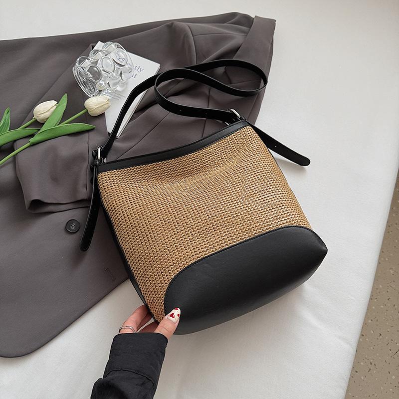 

2025 summer new Korean simple woven shoulder bag large capacity underarm bag fashion trend lightweight bucket bag чёрный