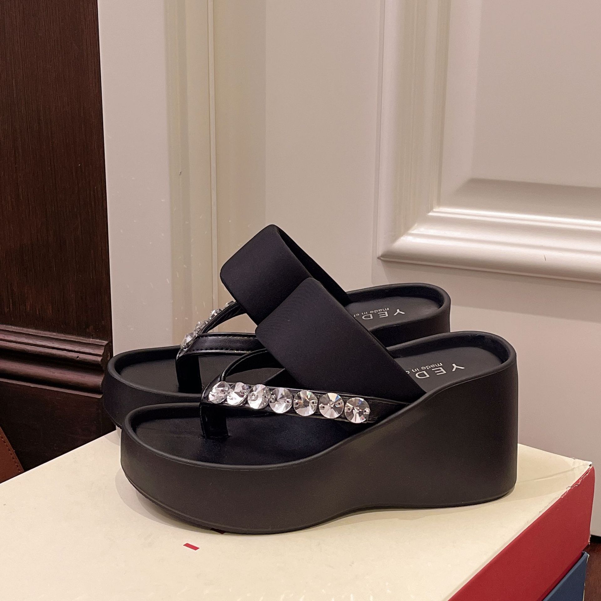 

Маленький человек увеличивает рост приморский отдых шлепанцы со стразами толстая подошва летние маффины танкетка пляжные женские крутые тапочки 35