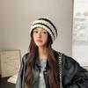 Căciulă tricotată din lână cu dungi pentru femei - Căciulă de pescar caldă de iarnă cu protecție pentru urechi și design plușat care acoperă capul.