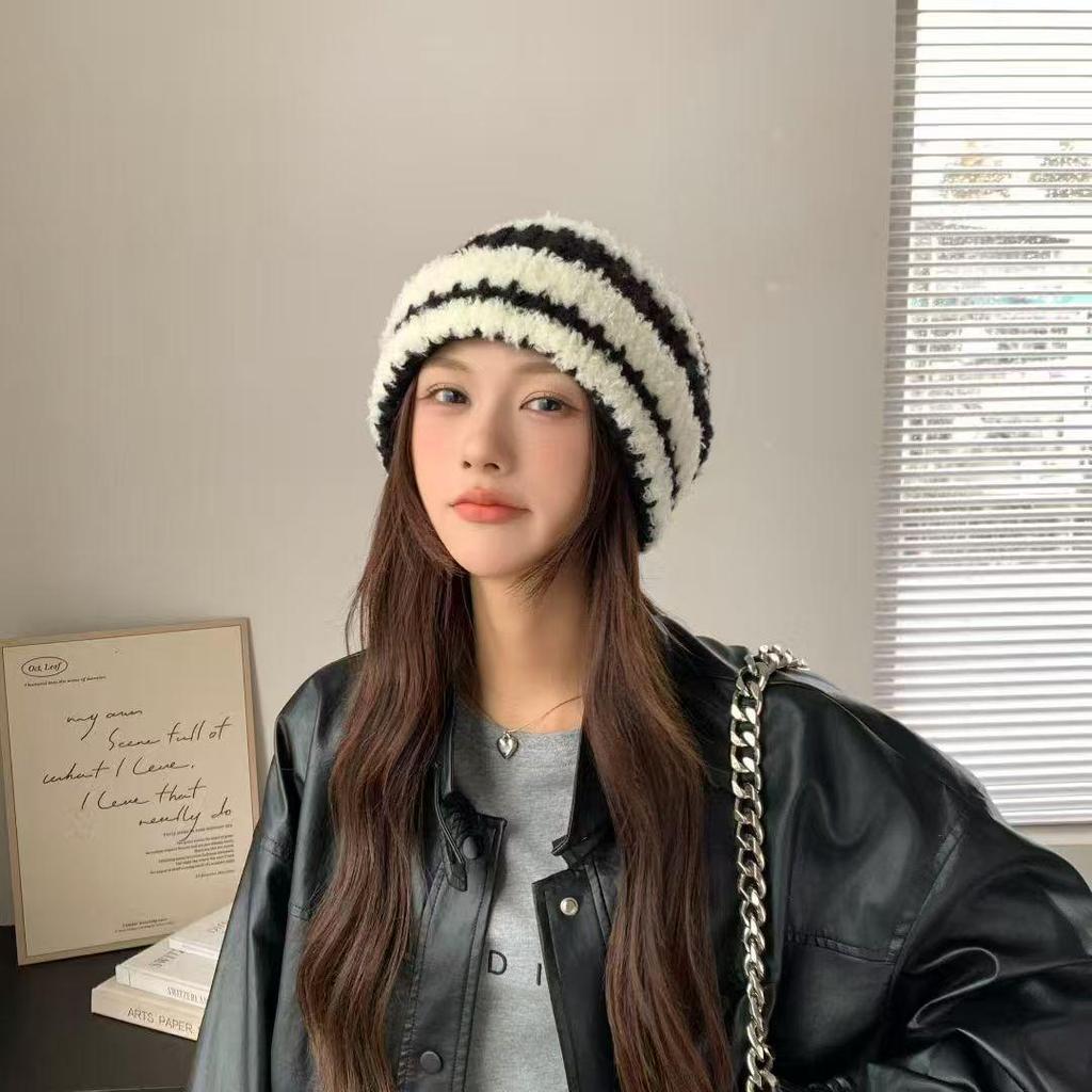 Căciulă tricotată din lână cu dungi pentru femei - Căciulă de pescar caldă de iarnă cu protecție pentru urechi și design plușat care acoperă capul.