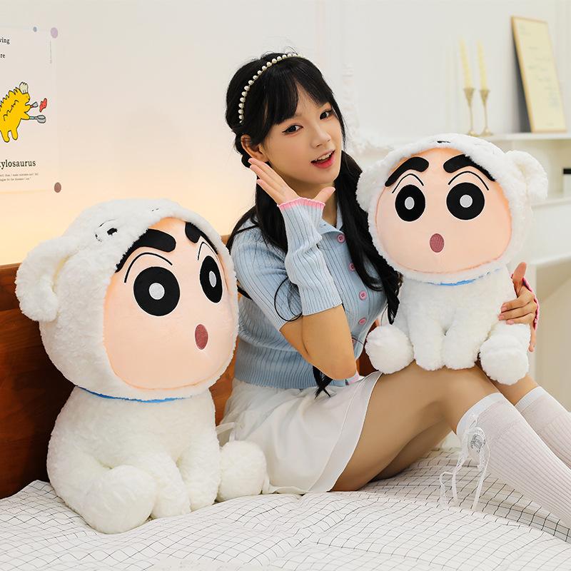 Mały biały pies ciągnie małą nową pluszową zabawkę, słodki pies, kredka, mała nowa lalka, lalka, poduszka do przytulania