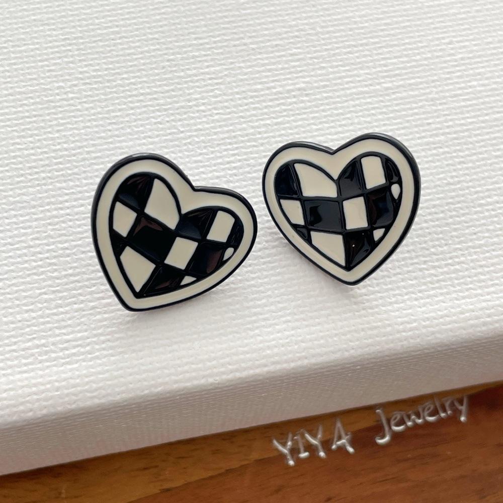 INS Stylish Statement Earrings For Women Multi Color Gridiron Plaid Enamel Metal Heart Shape Stud Casual Daily Fashion Jewelry