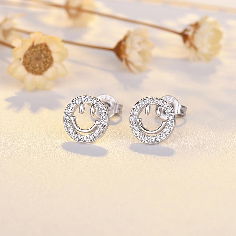 Hohle Smiley-Gesichtsausdruck-Ohrringe für Damen mit niedlichen kleinen reinen Nadeln, die beim Schlafen nicht abgenommen werden müssen