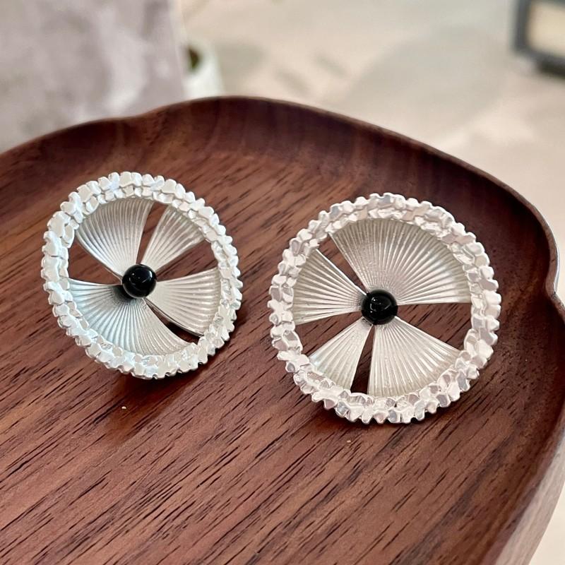 

Модные серьги-гвоздики для женских украшений белый