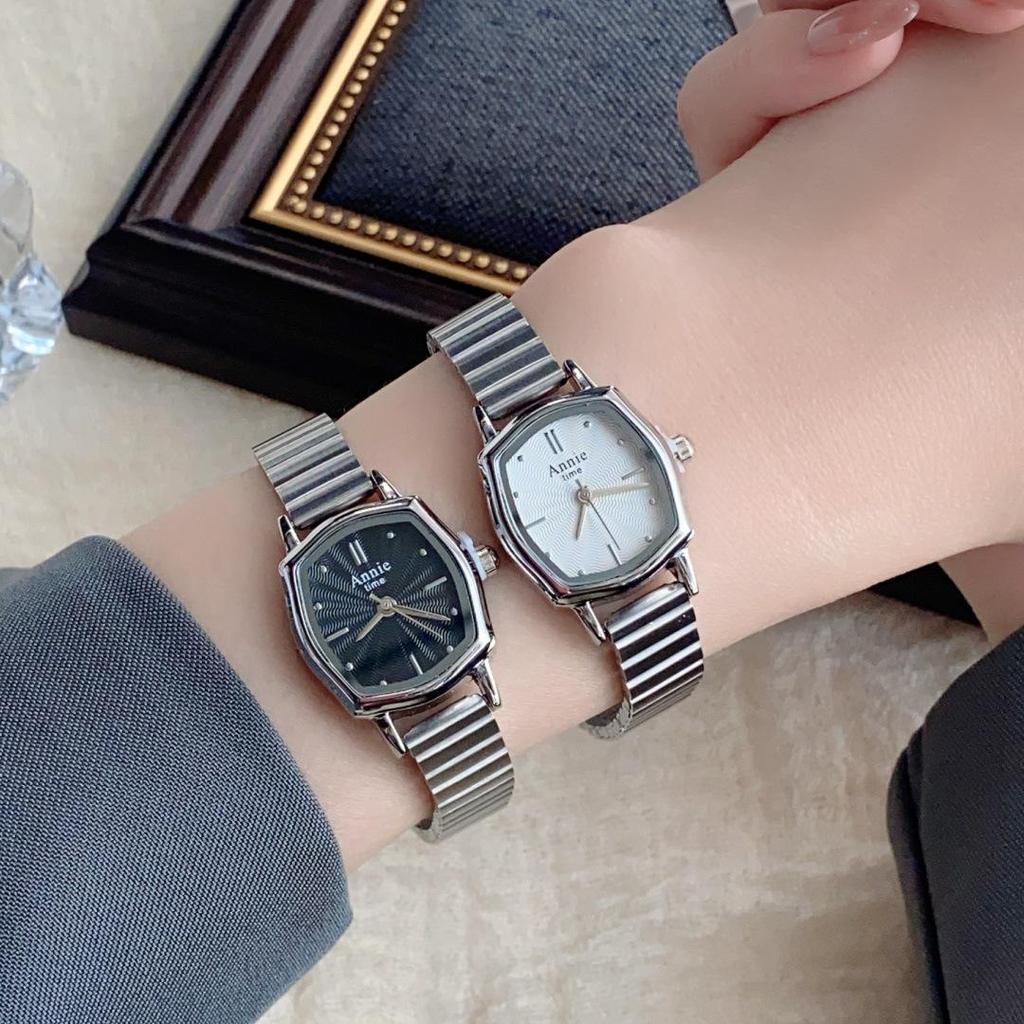 Schicke Quarz-Uhr mit unregelmäßigem Zifferblatt und goldenem Bambus-Stahlarmband für Studenten