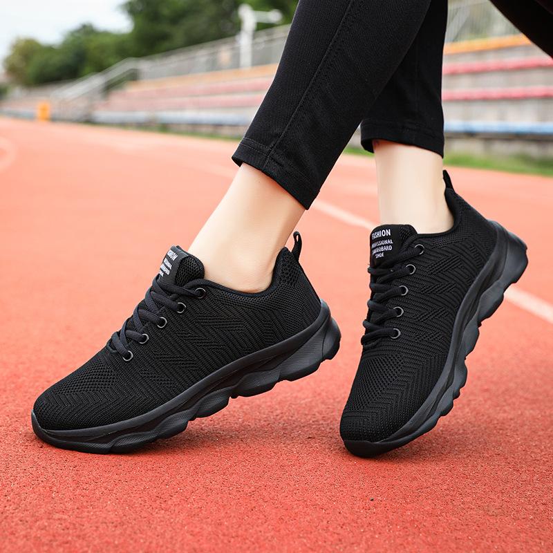 Spring and Summer New Mesh Sports Shoes Light Travel Leisure Breathable Running Shoes Soft Sole Travel Shoes Large Size Shoes