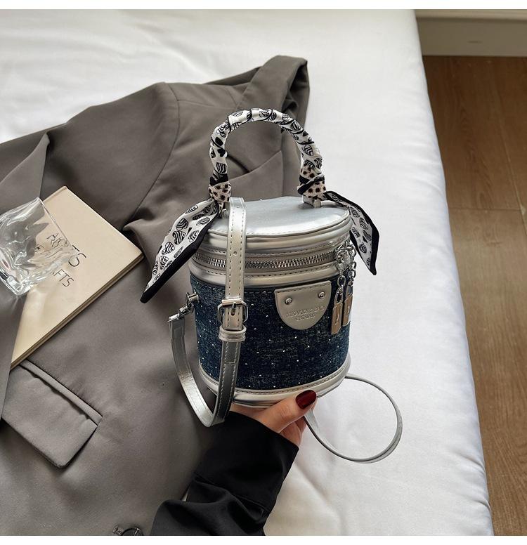 

Сумка-шарф из высококачественного шелка женская 2025 новая модная сумка-мессенджер корейская версия популярный зарубежный стиль портативная сумка-ведро темно-синий