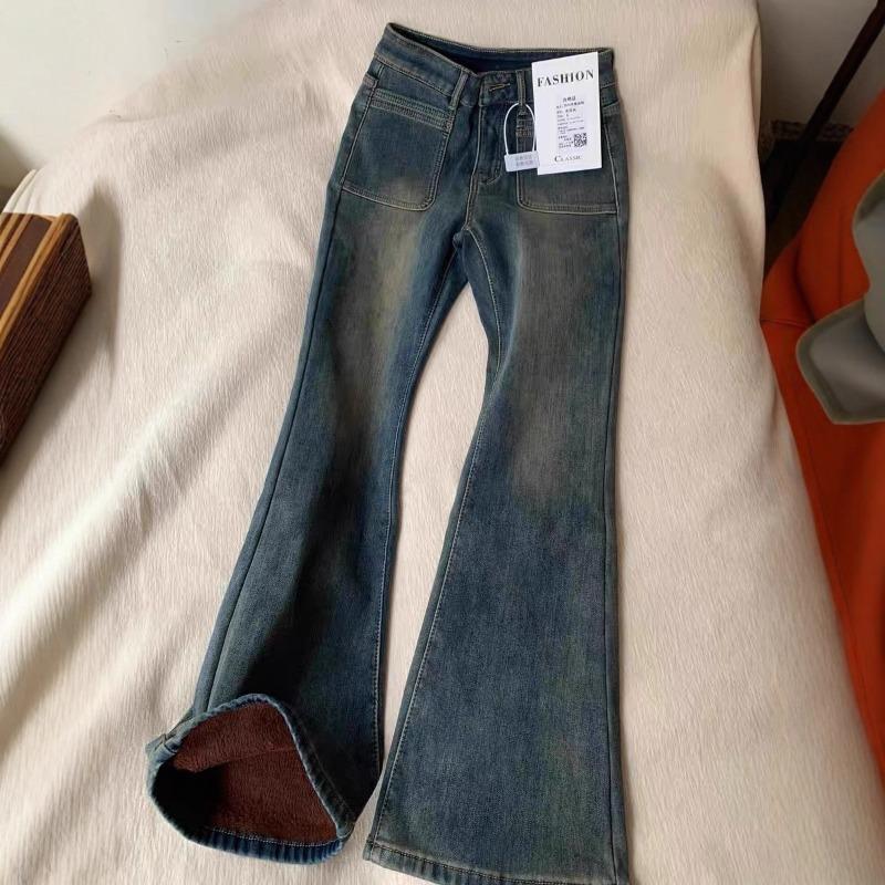 Fleece and slightly pulled jeans are popular for women in winter. High-waisted and thin floor-mopping flared trousers