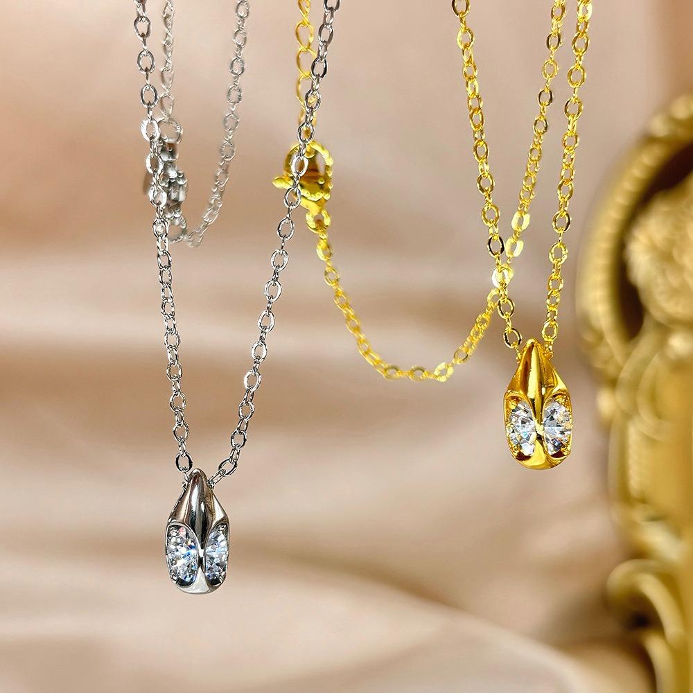 Vintage Gold Necklace with Zircon Teardrop Pendant Elegant Retro Collarbone Chain for Women