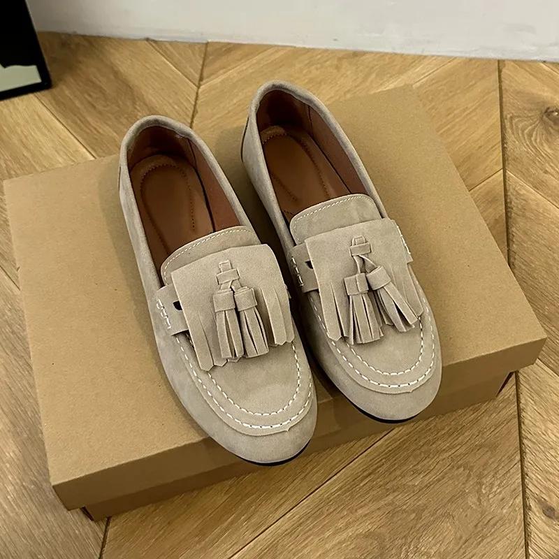 Модные классические и универсальные женские туфли на плоской подошве 2024 года — фото 9