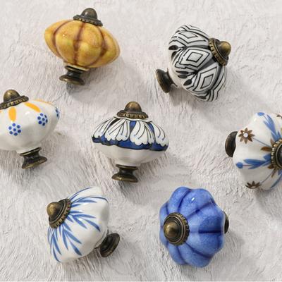 אביזרי וחלקי ריהוט – ידיות לדלתות