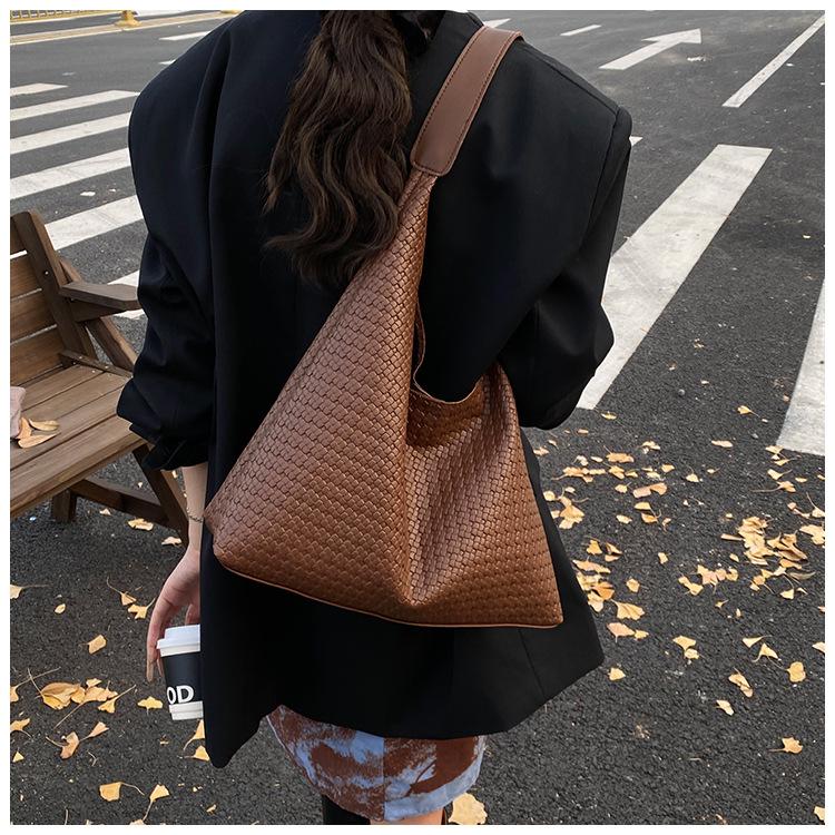 2026 Spring Large Capacity Solid Woven Commuter Tote Shoulder Bag for Women коричневый