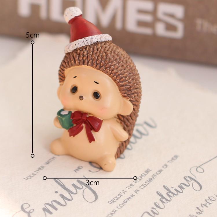 Creative Christmas Tree Decor: Wooden House Ornaments & Family Pendants