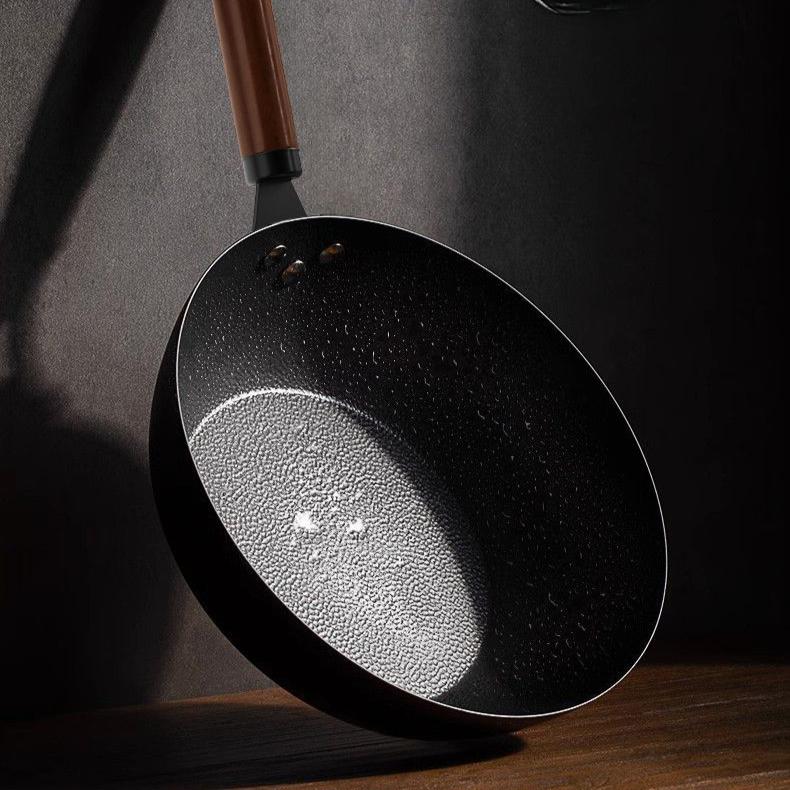 Żelazny garnek z płaskim dnem i wzorem młotkowanym, powłoka domowa, staromodny garnek nieprzywierający, kuta patelnia do smażenia stir-fry, patelnia do smażenia stir-fry, kuchenka indukcyjna, kuchenka gazowa