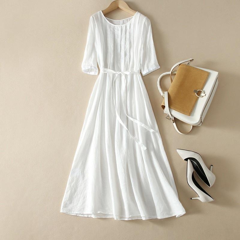 

A Woman In A White Dress with A Lace up and Cinched Waist S білий