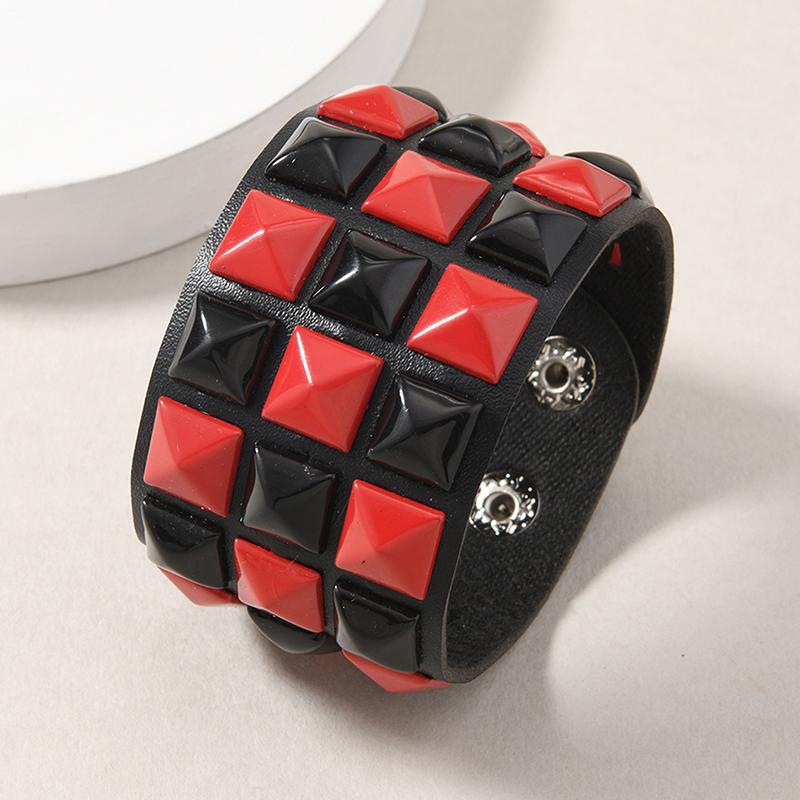 Bracelet Large Large à Clous Carrés Trois Rangées Cuir PU Hip-Hop Punk 18 Couleurs pour Homme Femme Bracelet de Poignet à Boucle Bijoux Vintage