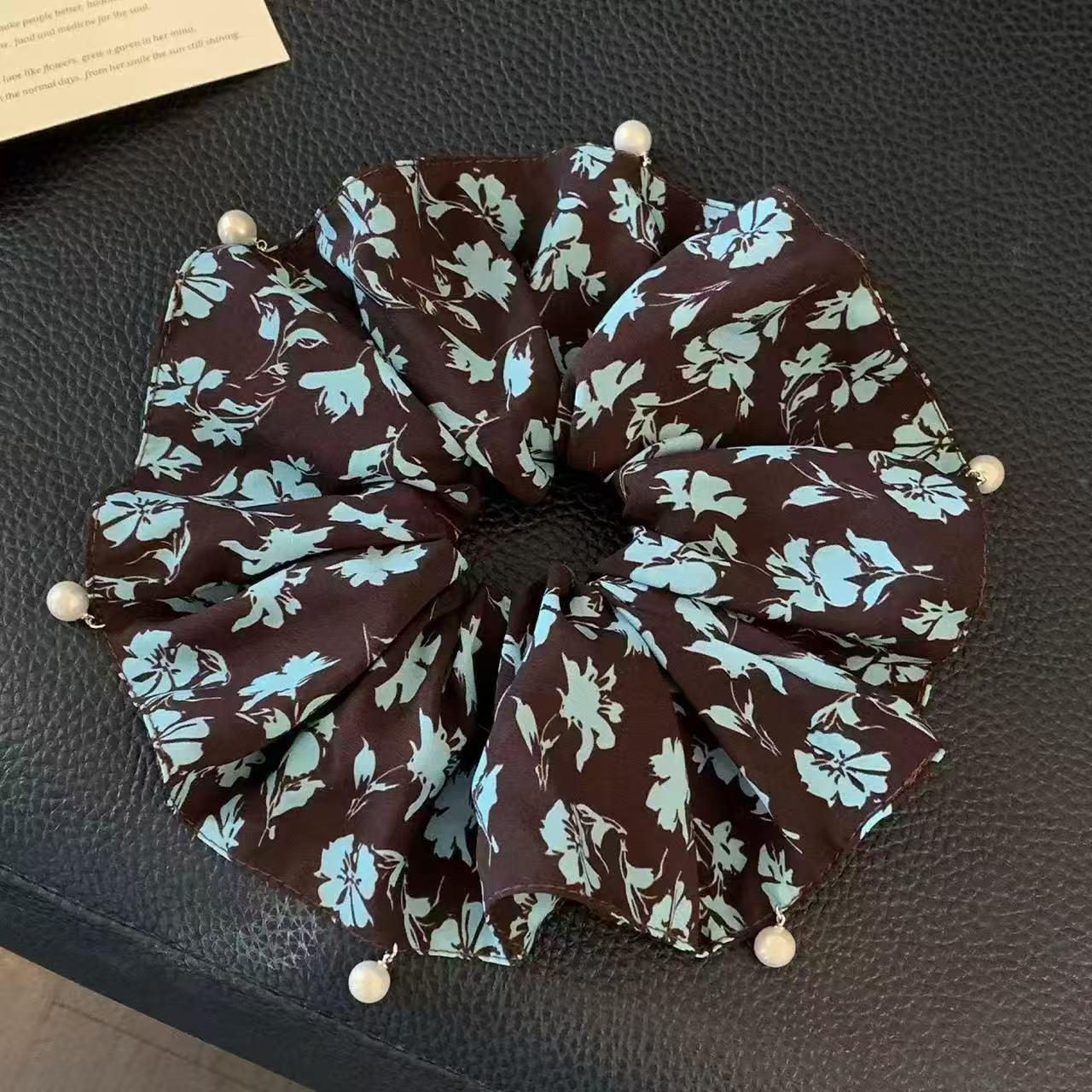 

Элегантная очень большая резинка для волос с жемчугом и цветами