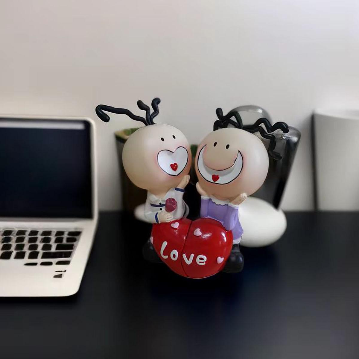 

Кукла-пара мультяшных персонажей, держащаяся за руки, с большой статуэткой любви, подходящая для украшения дома, прилавка, салона автомобиля