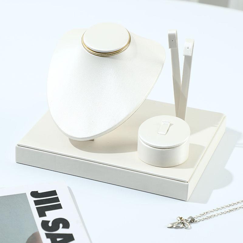 Modisches PU-Leder-Kombinationsset Schmuckständer Anhänger Halskette Ohrringe Ring Display Lagerständer Theken Vitrine Requisiten