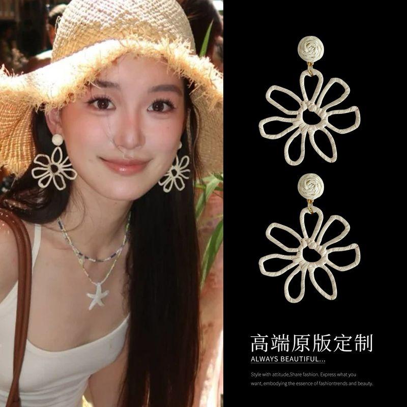 

Summer Seaside Vacation Style Large Flower Earrings Bohemia Exaggerated Straw Earrings Female Stud Earrings Travel Giant A pair of creamy-white flower earrings