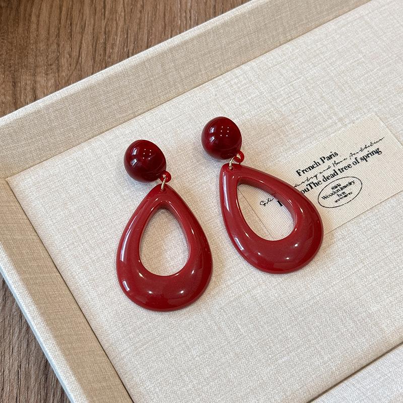 Zhong *****'s same retro New Year's red water drop earrings for women, Hong Kong style temperament exaggerated atmosphere elegant earrings