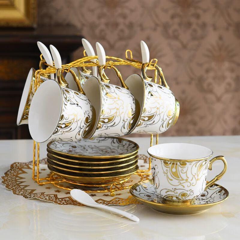 

Вишуканий європейський керамічний кавово-чайний сервіз з золотим обідком