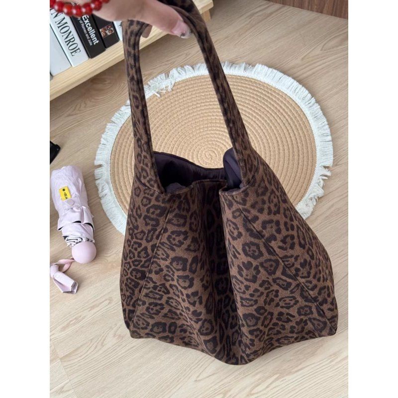 

Корейская ретро замшевая сумка-тоут с леопардовым принтом женская 2025 новая осенне-зимняя в стиле колледжа большая вместительная на плечо под мышку цветной печати леопарда