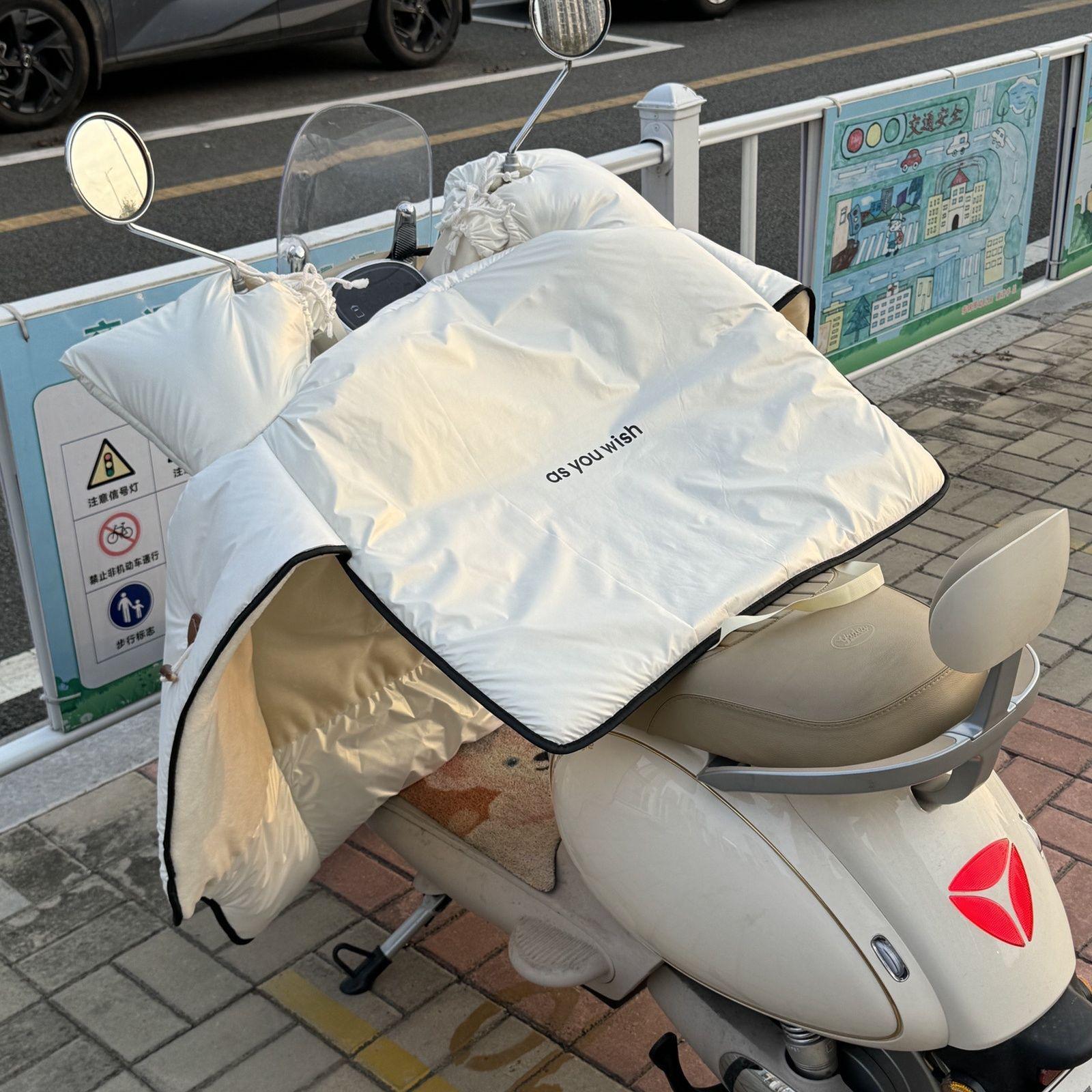 

Winter 2025 Plush Thickened Waterproof Windshield for Electric Vehicles & Battery Motorcycles