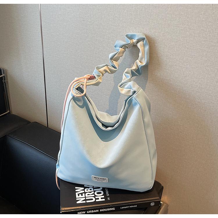 Nischen-Bonbonfarbe leichte plissierte Schultergurt-Tragetasche Damen Sommer neu große Kapazität Schulter Messenger Bag
