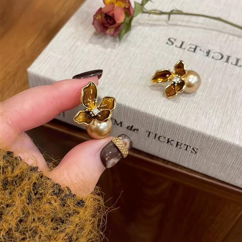 Vintage Enamel Brown Iris Flower Pearl Earrings For Women Gently Temperament Earrings Fashion Jewelry Accessories Gifts