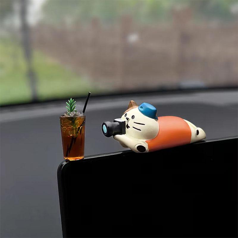 Japanese Cat Console Ornament: Trendy ZAKKA Resin Figure for Desktop or Car