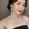 [KK Solis] Eine auffällige Präsenz mit großen, funkelnden Kristallen. Luxuriöse Accessoires, die auf Hochzeiten, Partys, Veranstaltungen und Konzerten Blicke auf sich ziehen. ZU