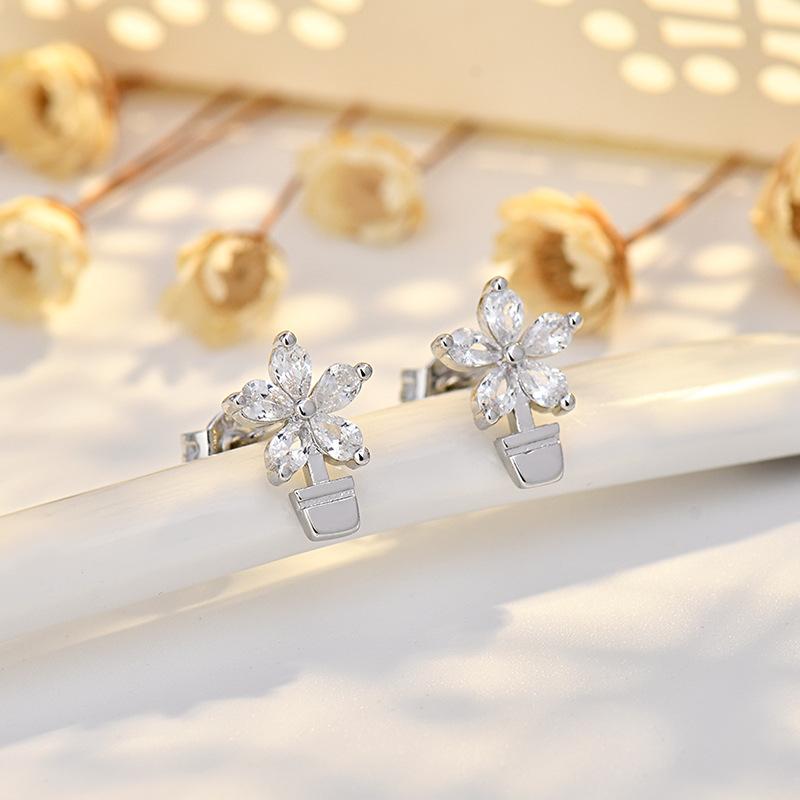 

BELLA BOX S925 Sterling Silver Needle Flower Ear Studs, A Student Forest-themed, Simple And Fresh Petal-shaped Silver Ear Accessory