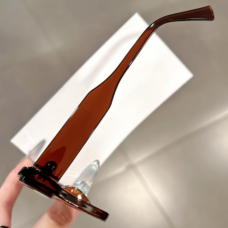 Butterfly-shaped large-framed sunglasses are fashionable, trendy, versatile and high-end shooting accessories