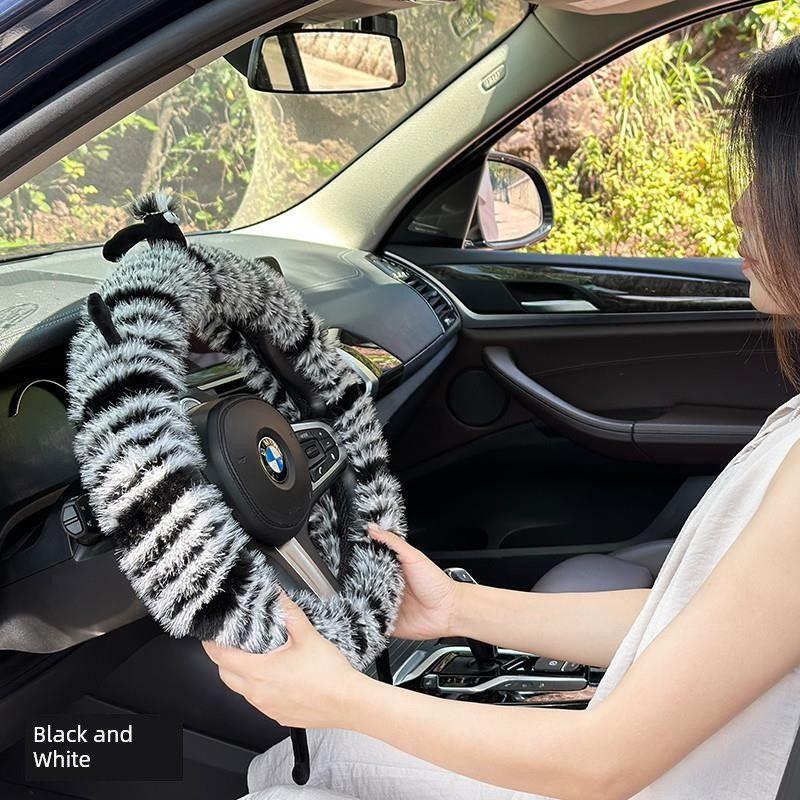 

Car Steering Wheel Cover for Women, Winter Warm Plush Car Handle Cover, Winter Plush Goddess Style, Cute, Fashionable, Non-Slip F43 Plush Handlebar Cover-Black and White [Round]
