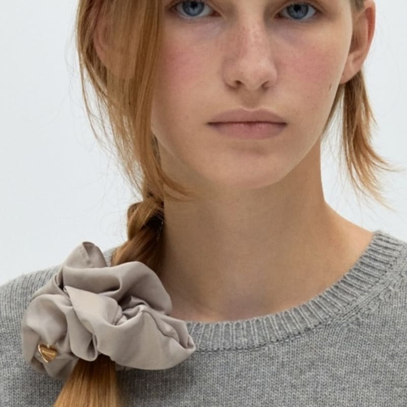 

Резинка-скранч с подвеской в виде сердца DEPOUND - серо-коричневый taupe