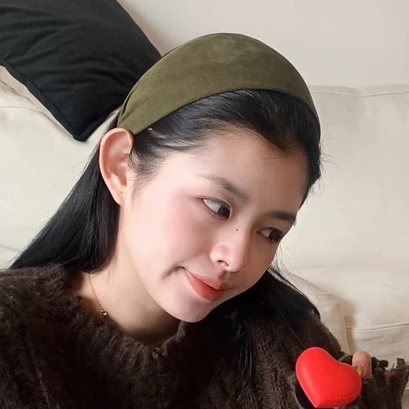Nazarbusi's Same Style Suede Wide-brimmed Headband Suede Headband for Women Covering the Hairline and High Top of the Skull Showing White Hairpins