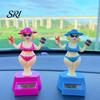 Auto-Schmuck Solar-Armaturenbrett-Dekoration, Niedliche Strandmädchen-Schaukel-Accessoire-Ornament, Tanzende Figuren im Partner-Stil für Fahrzeuginnenraum, Angetriebenes Spielzeug