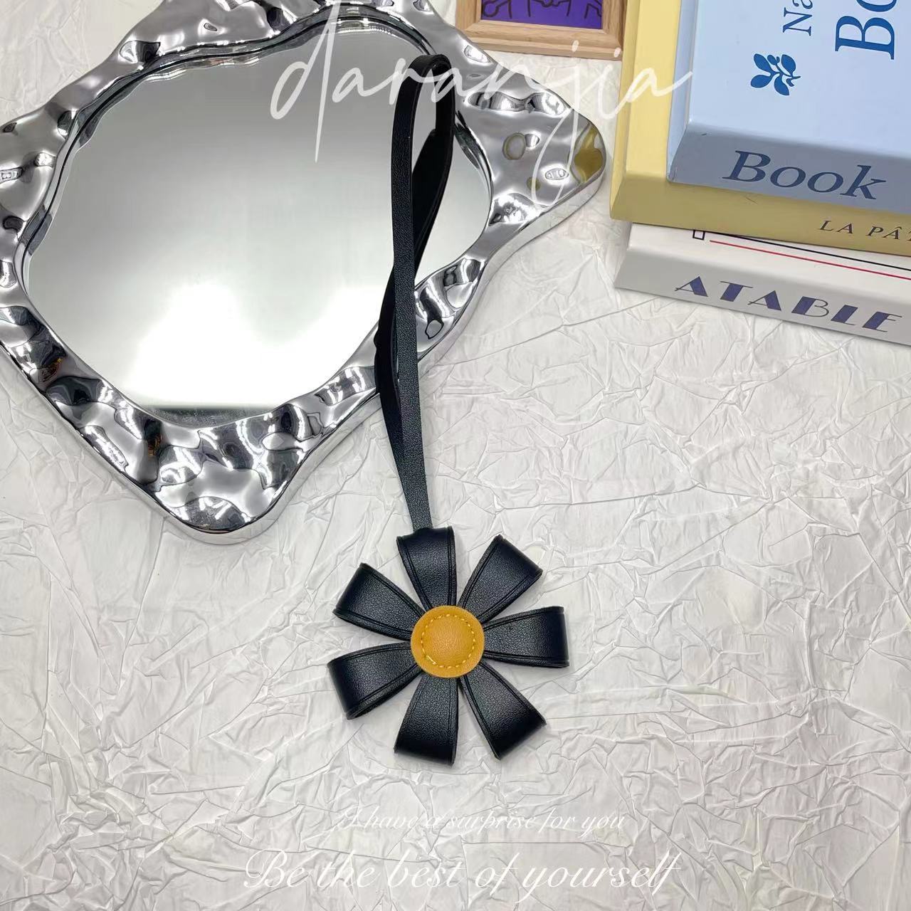 Красочный Подсолнух Дофаминовый Брелок-Подвеска, Маленький Цветок-Подвеска из ПУ Кожи, Изысканное Креативное Кожаное Цветочное Украшение, Подвеска в Машину чёрный