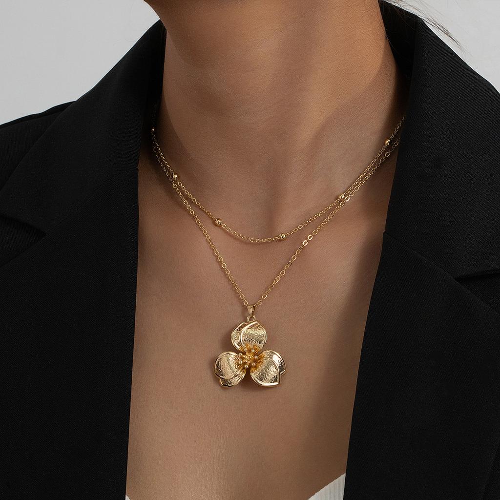 New Fashion Simple Metal Wrinkled Stereoscopic Flowers Pendant Necklace for Women Charm Temperament Clavicle Chain Party Jewelry