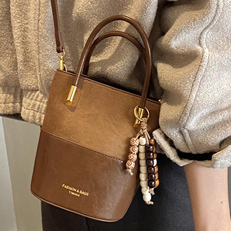 Fashion and high-value retro small bag women's winter new casual messenger bag portable bucket bag small bag