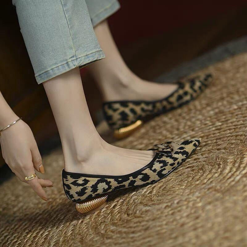 

2023 новые весенне-осенние универсальные туфли-лодочки с леопардовым принтом, с острым носком и неглубоким вырезом, нишевые, в стиле французских женщин, ретро, на толстом каблуке и плоской подошве, женские 40 темно-коричневого