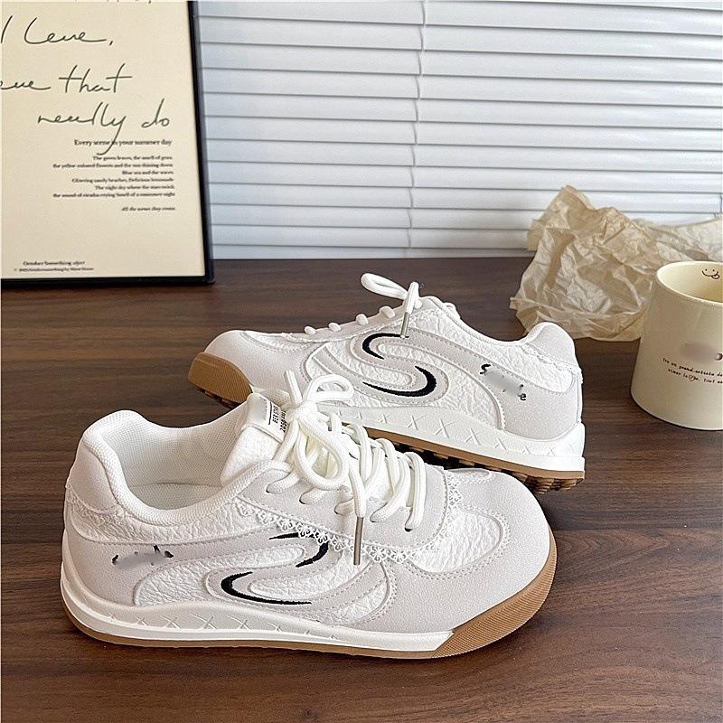 Fashion casual simple versatile flat-soled sports shoes women's autumn new niche board shoes student Xiaobai