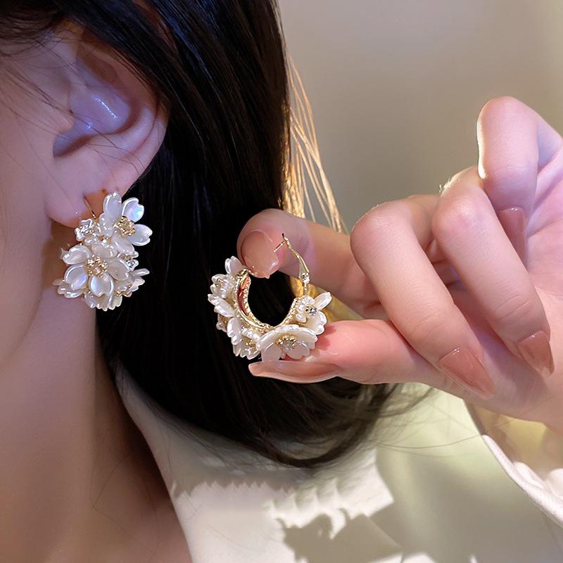 

JWER New Exquisite White Flower Splicing Hoop Earrings for Women Fashion Versatile C Earrings Korean Trend Elegant Jewelry