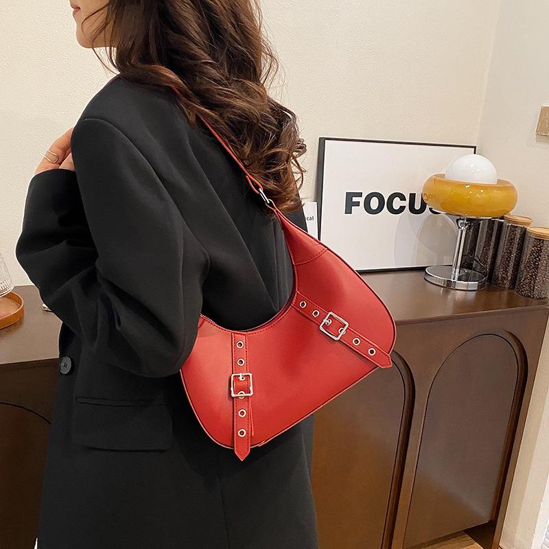 French niche design armpit bag 2025 winter new personalized fashion popular commuter shoulder crescent bag this year