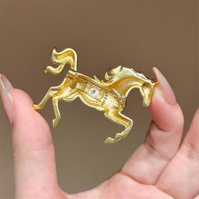 Fashion Rhinestones Pearl Alloy Horse Brooches Zodiac Pony Pins Women Men Clothing Accessories Suit Lapel Corsage New Year Gifts